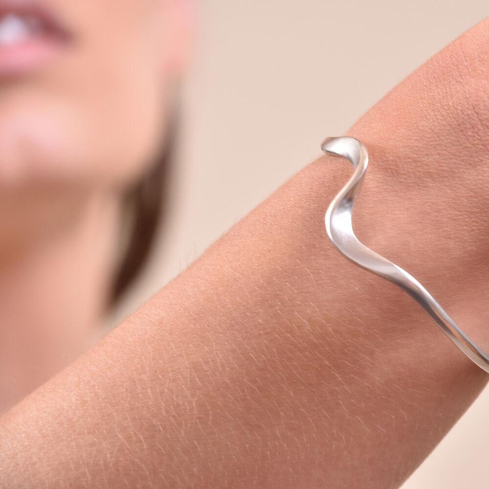 Culturesse Elyse Artisan Silver Solid Bangle