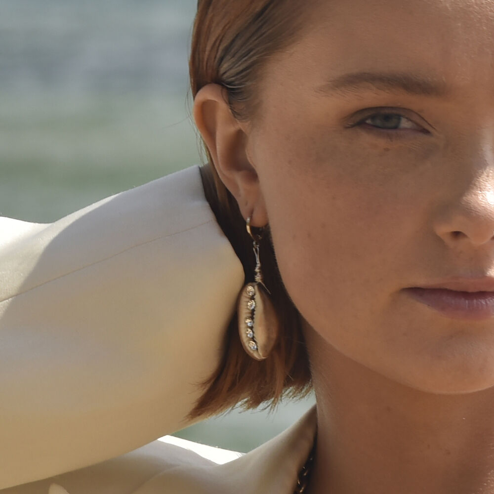 Culturesse Willow Runway Shell Art Earrings