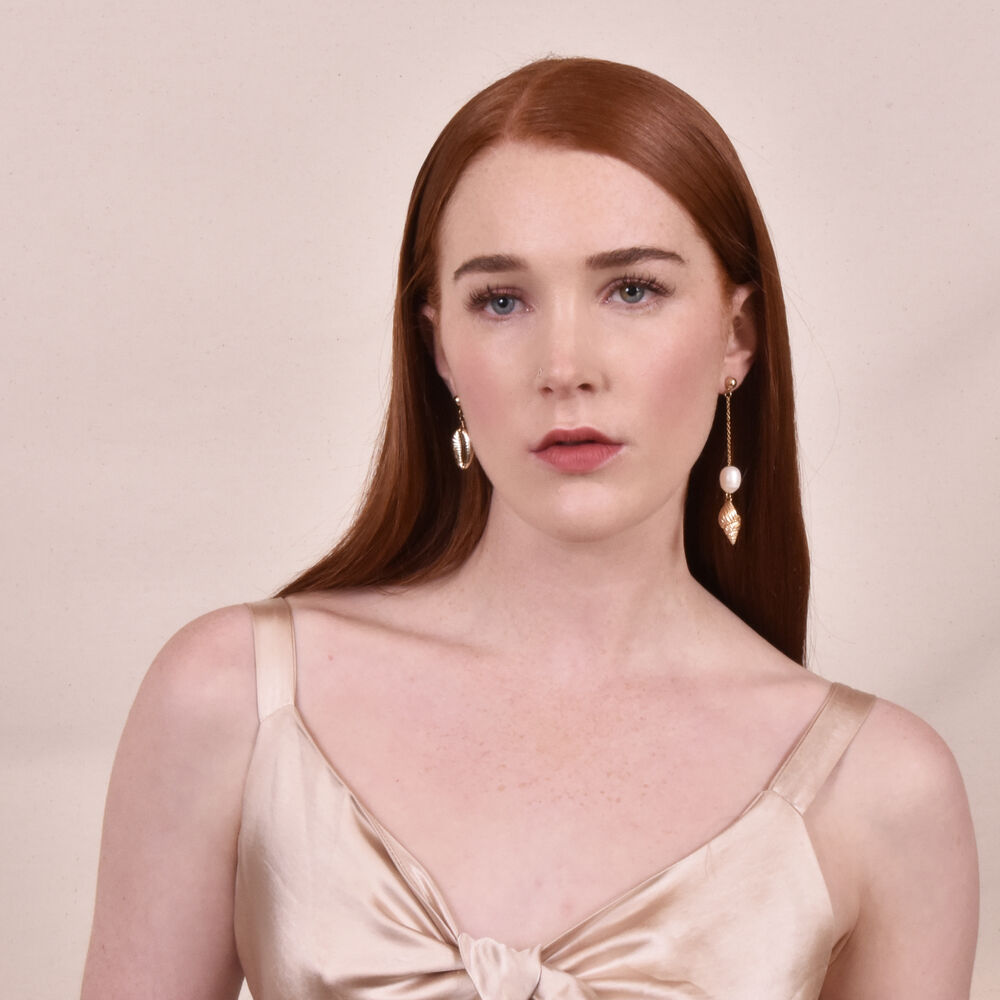 Culturesse Svea Mismatching Shell Drop Earrings