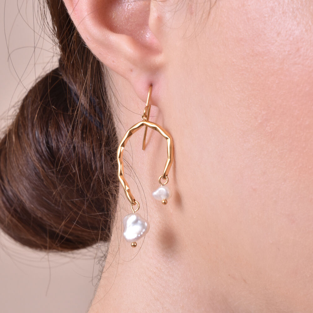 Culturesse Everleigh Gold Pearl Arch Earrings