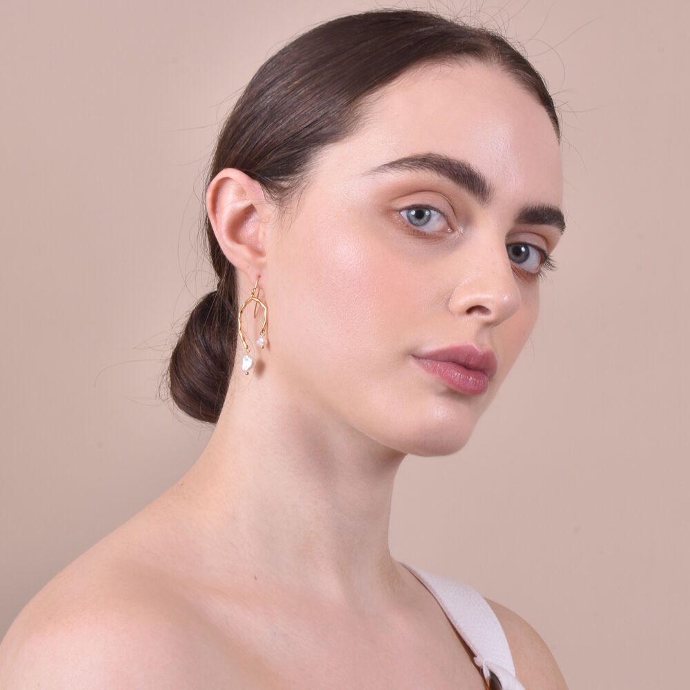 Culturesse Everleigh Gold Pearl Arch Earrings