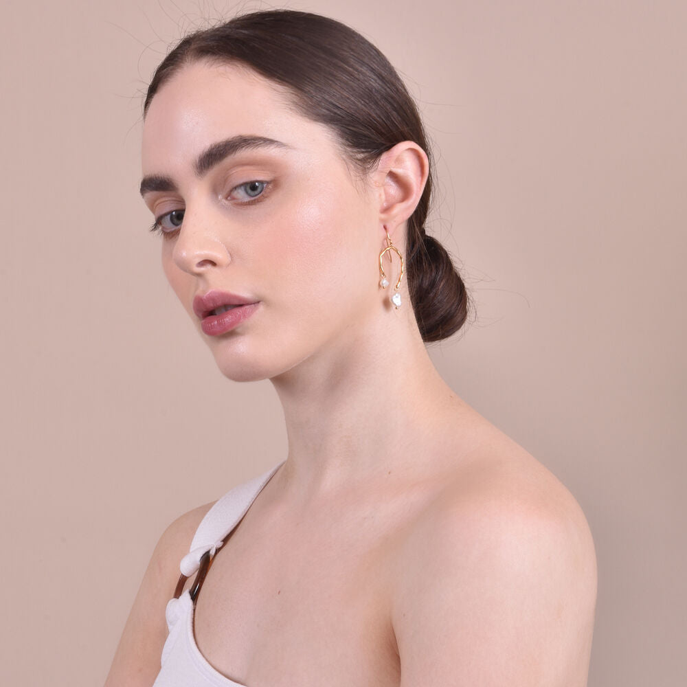 Culturesse Everleigh Gold Pearl Arch Earrings