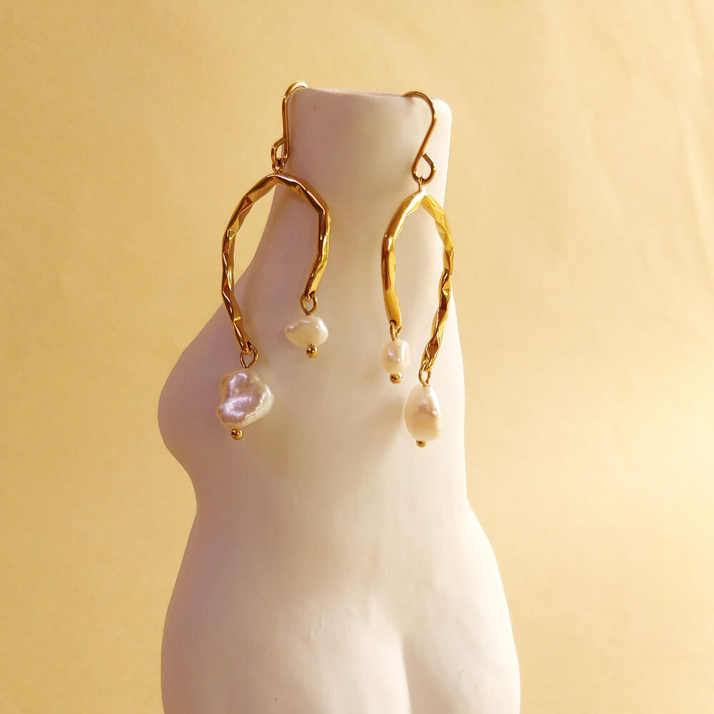 Culturesse Everleigh Gold Pearl Arch Earrings