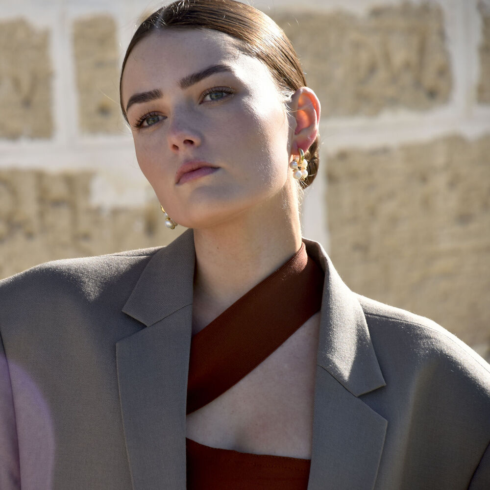 Culturesse Gracelynn Freshwater Pearl Hoop Earrings (Gold)