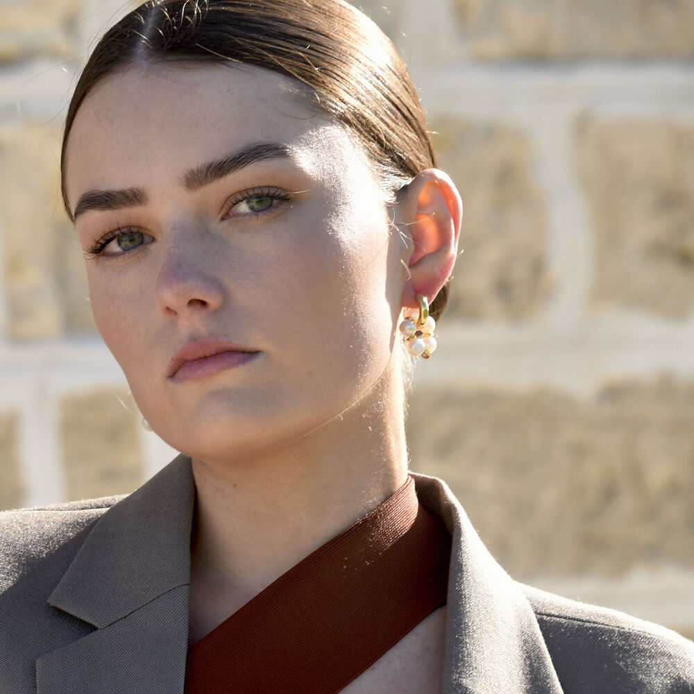 Culturesse Gracelynn Freshwater Pearl Hoop Earrings (Gold)