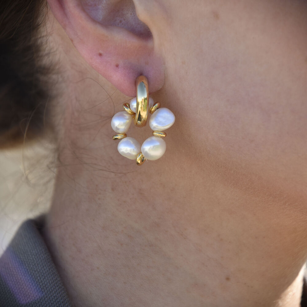 Culturesse Gracelynn Freshwater Pearl Hoop Earrings (Gold)