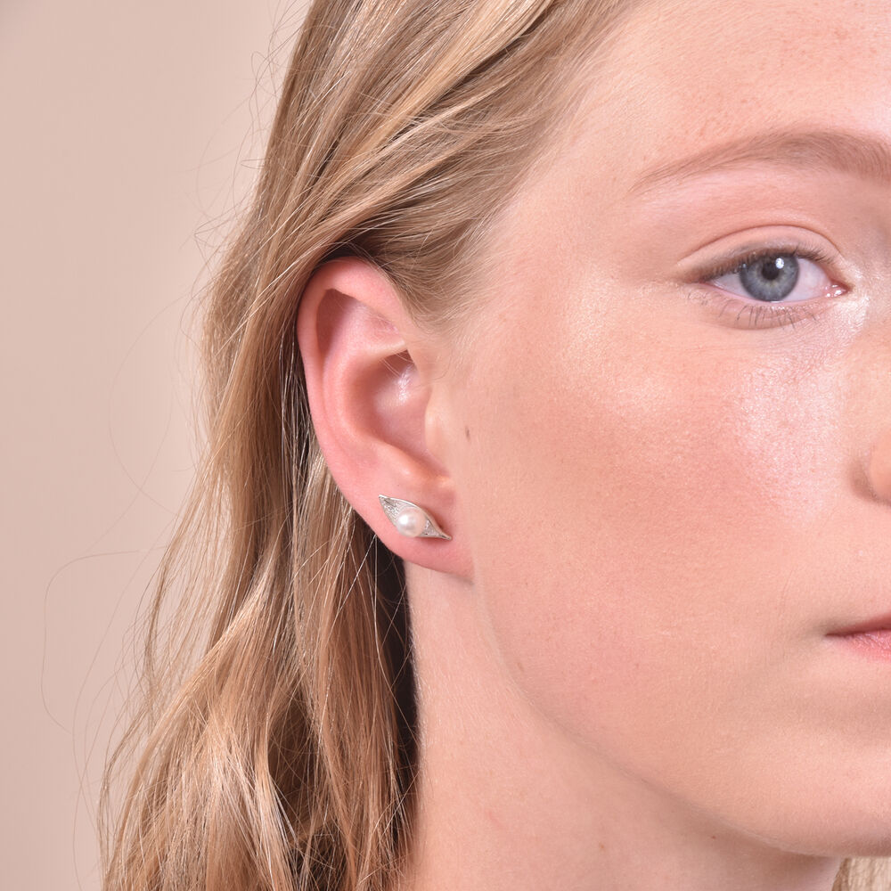 Culturesse Silvi Pearl Leaf Stud Earrings