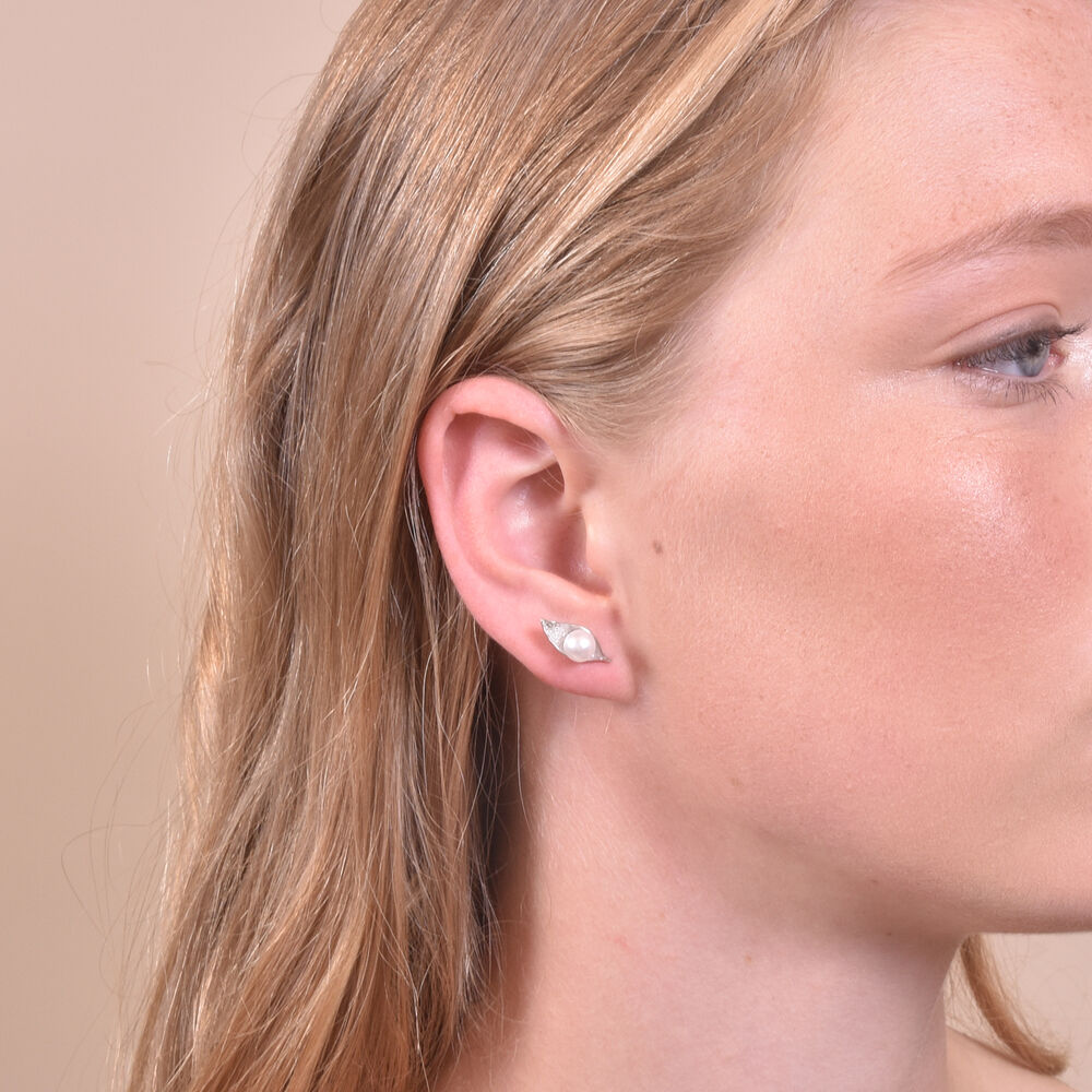Culturesse Silvi Pearl Leaf Stud Earrings