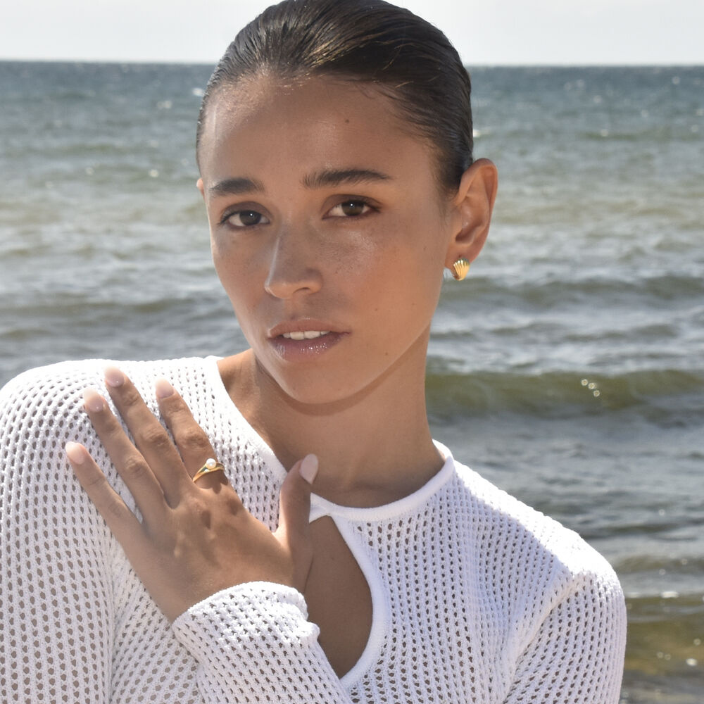 Culturesse Esmarie Twin Clam Huggie Earrings (Gold)