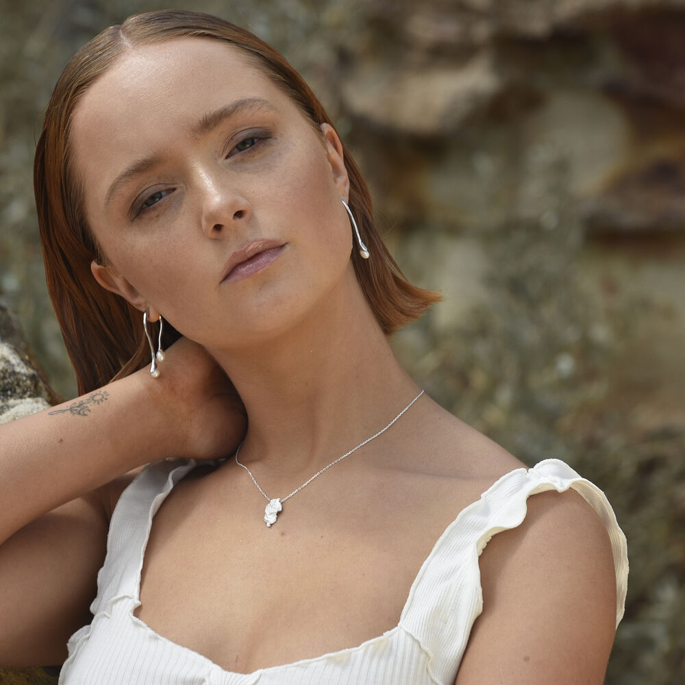 Culturesse Alique Wavy Line Pearl Drop Earrings (Silver)