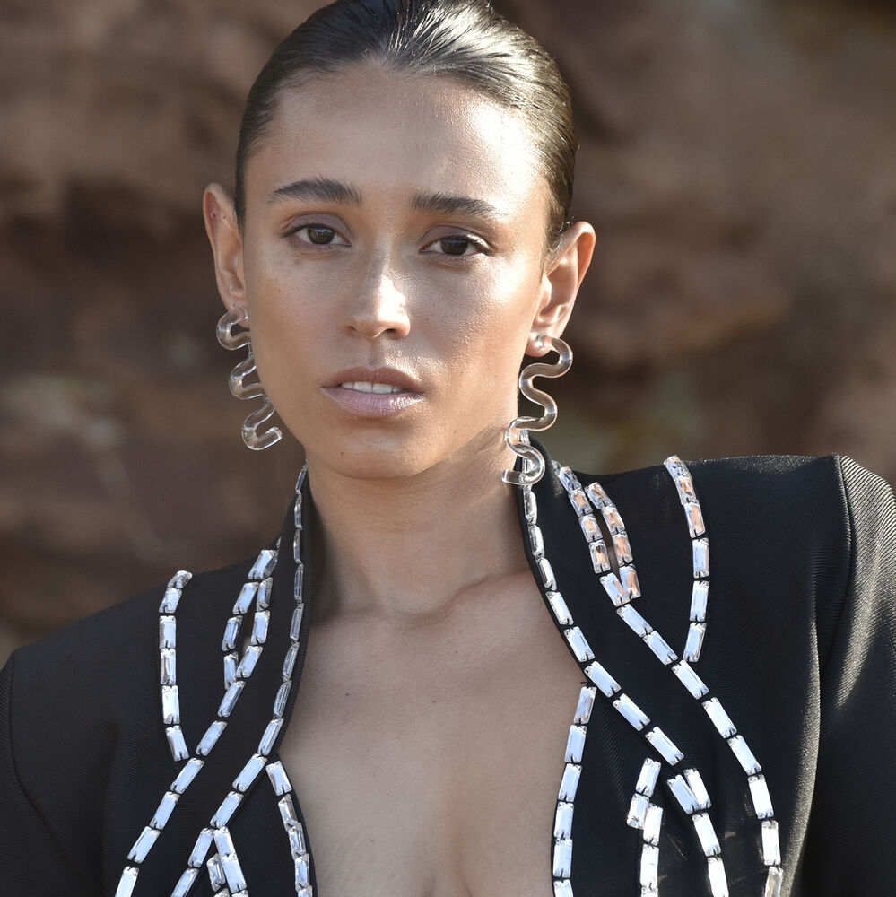 Culturesse Darya Artsy Wave Earrings (Clear)