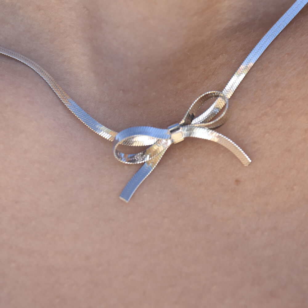 Culturesse Adria Bow Tie Snake Chain Necklace (Silver)