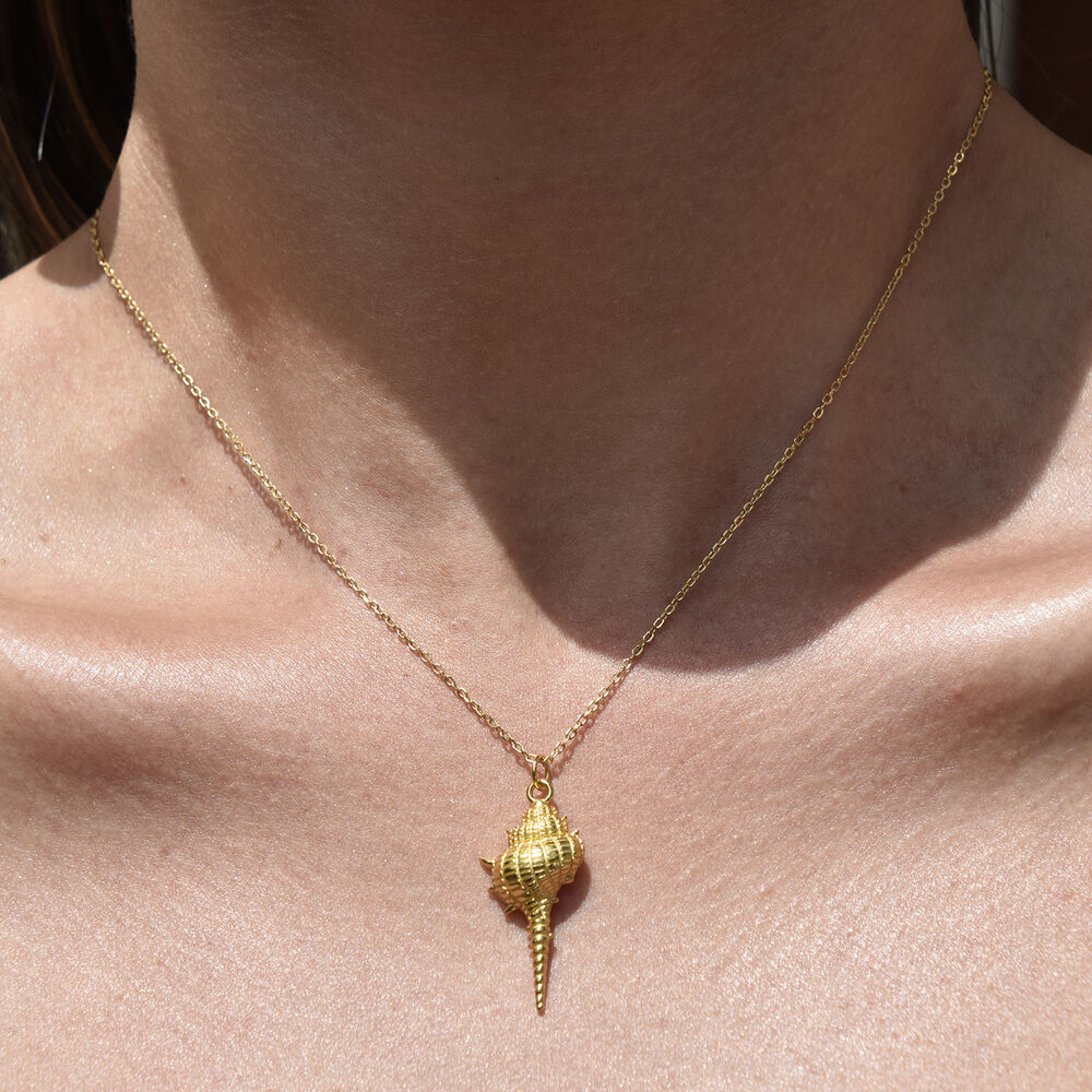 Culturesse Coralia Coastal Muse Shell Pendant Necklace (Gold Vermeil)