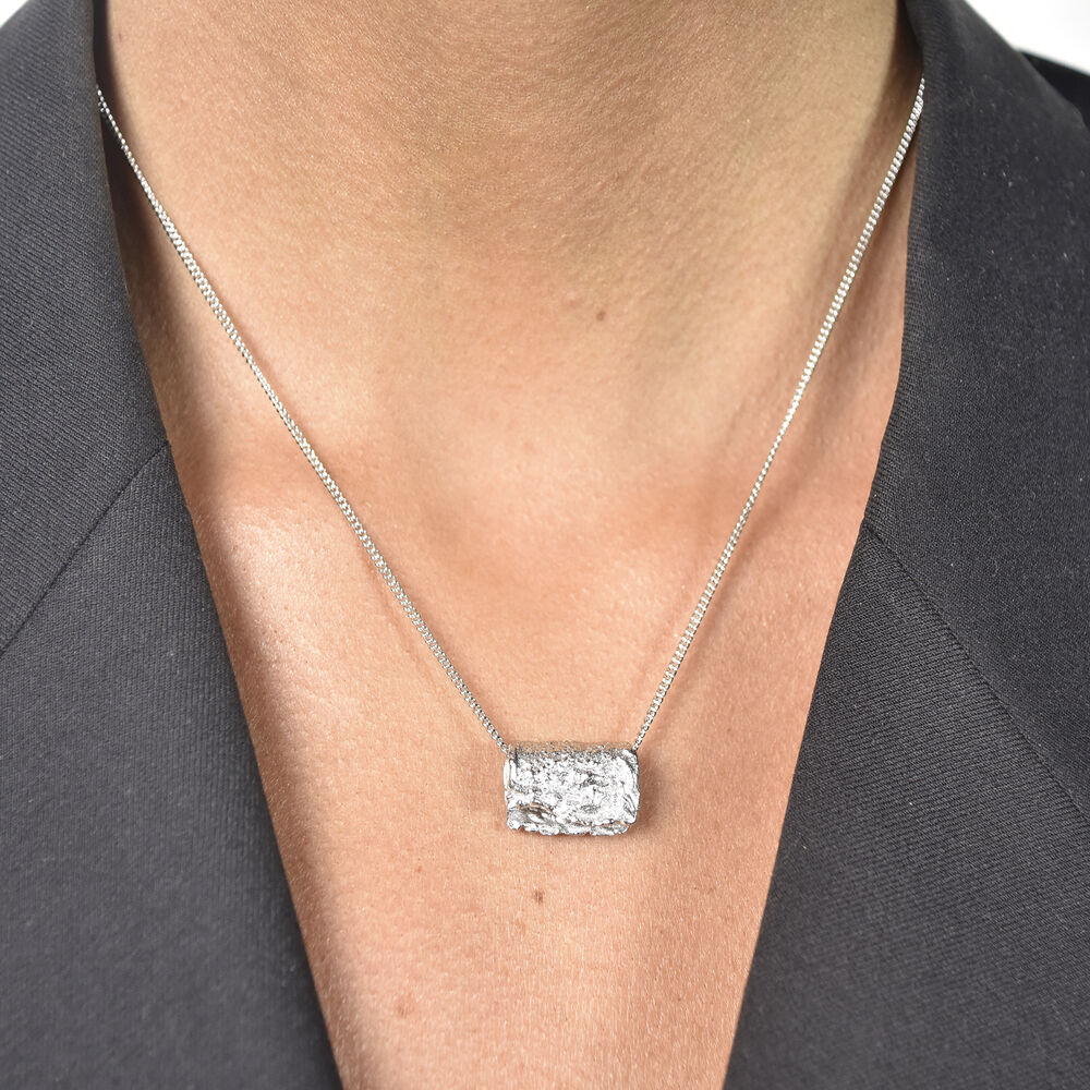 Culturesse Louca Sculptural Fold Pendant Necklace (Silver)