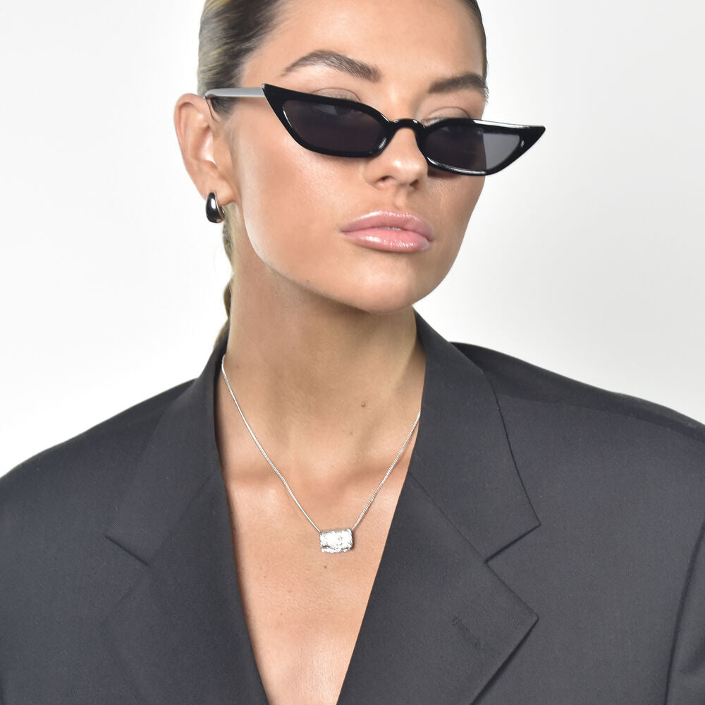 Culturesse Louca Sculptural Fold Pendant Necklace (Silver)