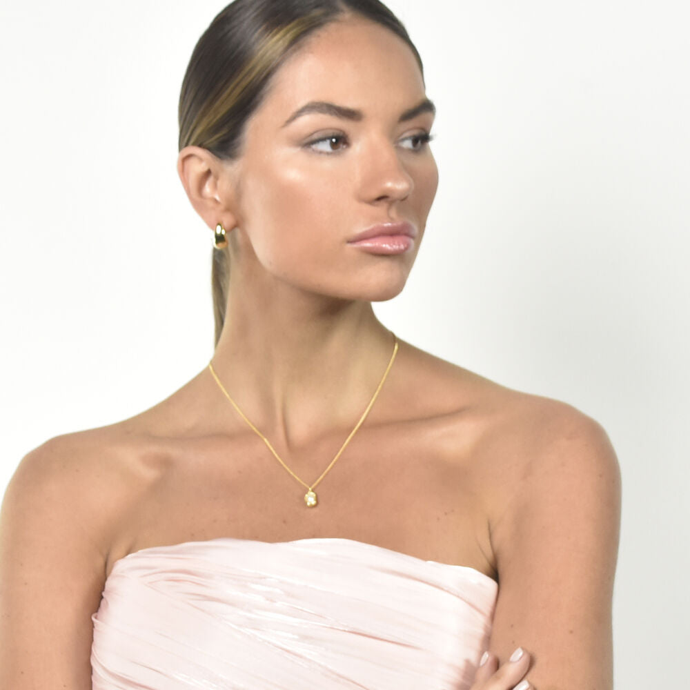 Culturesse Ziya Sculptural Pearl Pod Pendant Necklace (Gold Vermeil)