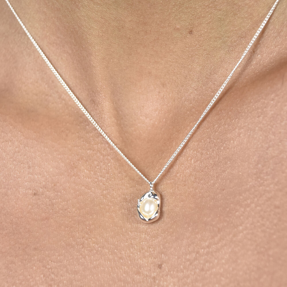 Culturesse Ziya Sculptural Pearl Pod Pendant Necklace (Silver)