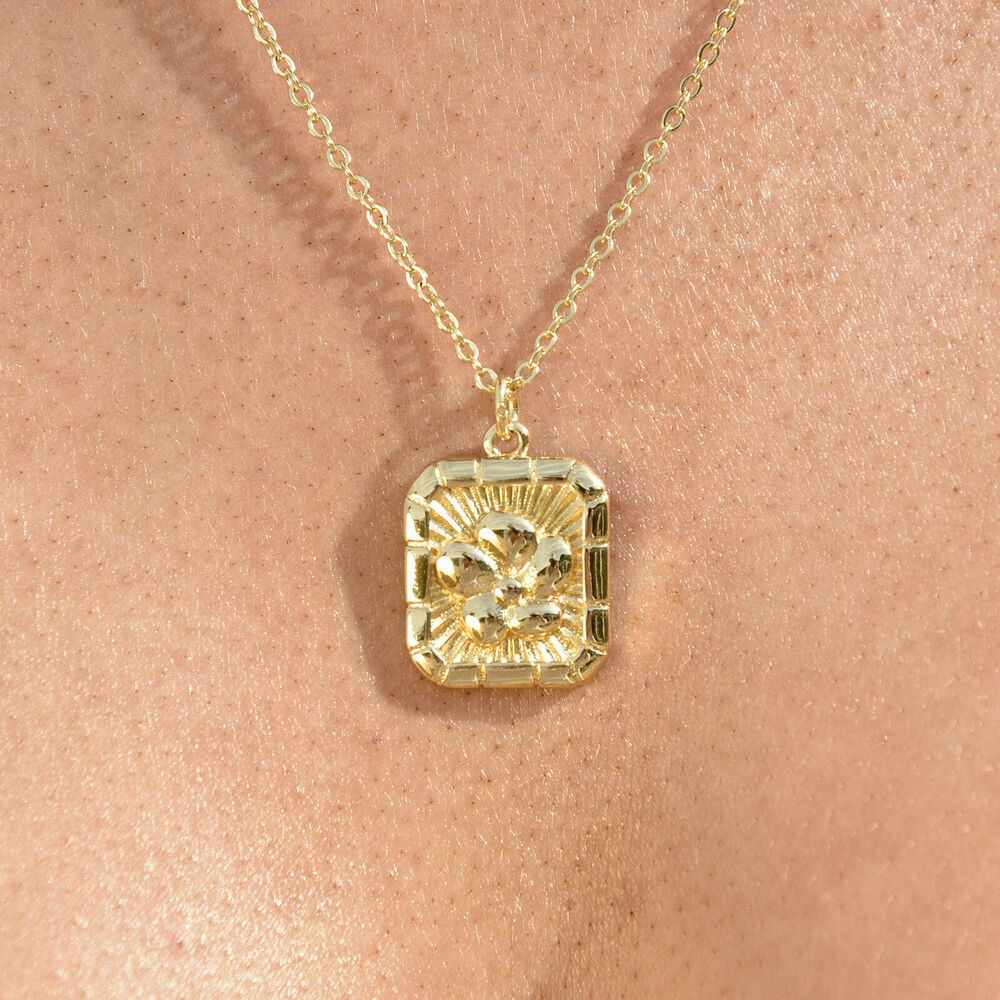 Culturesse Coretta Embossed Flower Pendant Necklace (Gold)