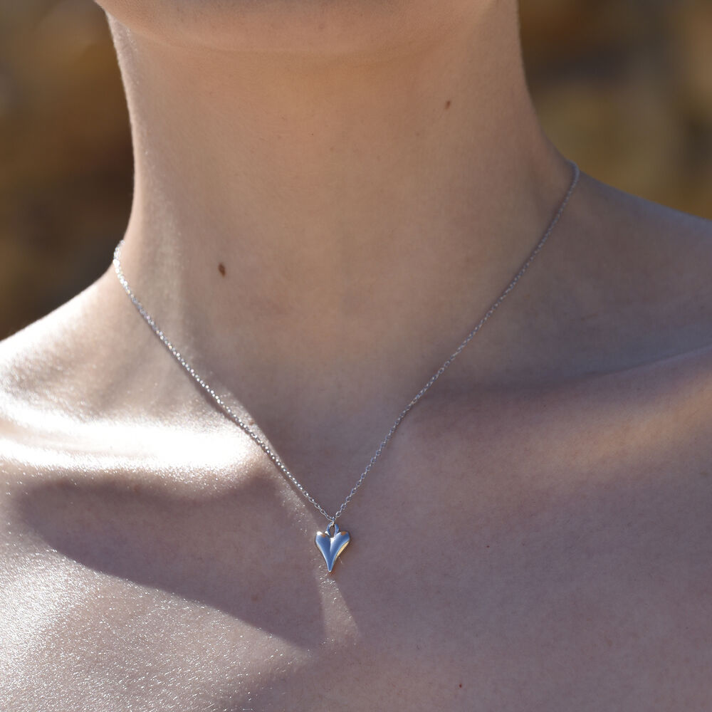 Culturesse Lavinia Classic Love Heart Pendant Necklace (Silver)