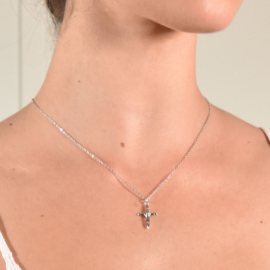 Culturesse Faith Textured Cross Pendant Necklace (Silver)