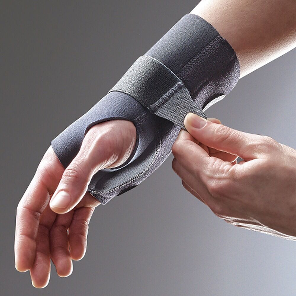 Futuro Compression Stabilizing Wrist Brace, Right Hand, Size S/M