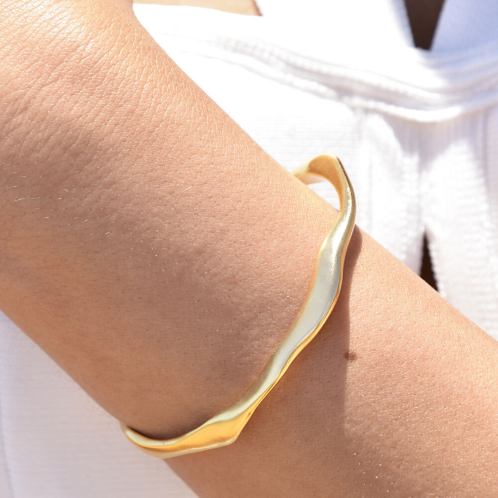 Culturesse Solstice Artisan Solid Wavy Bangle (Gold Vermeil)
