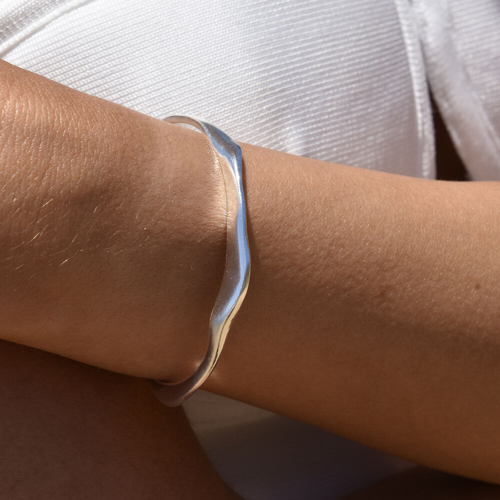 Culturesse Solstice Artisan Solid Wavy Bangle (Silver)