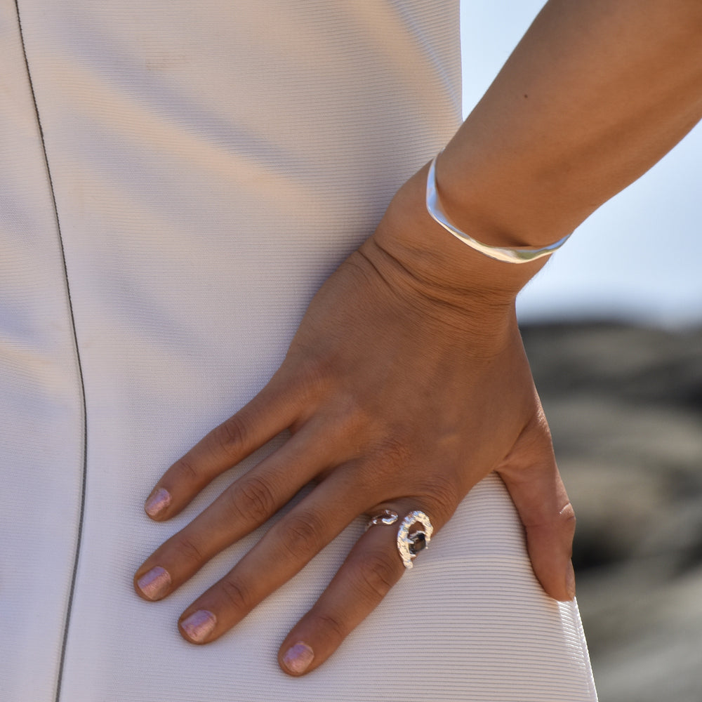 Culturesse Solstice Artisan Solid Wavy Bangle (Silver)