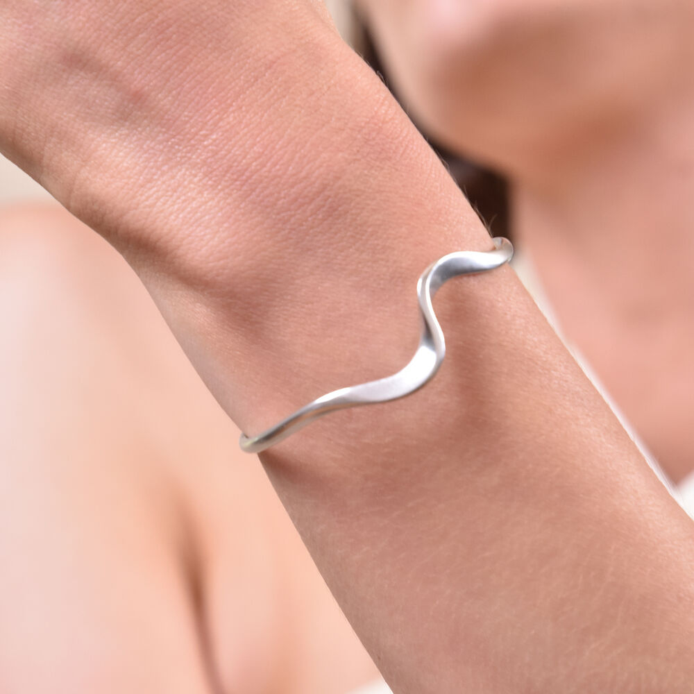 Culturesse Elyse Artisan Silver Solid Bangle