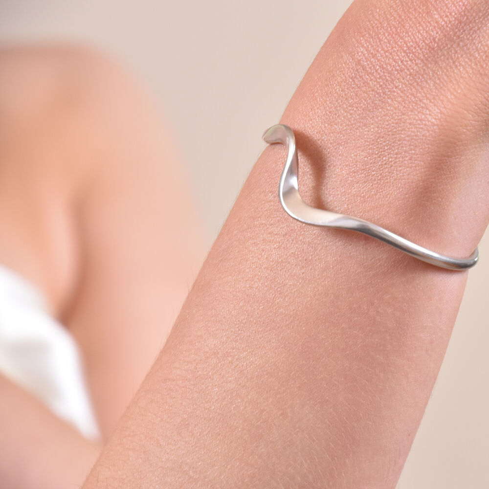 Culturesse Elyse Artisan Silver Solid Bangle