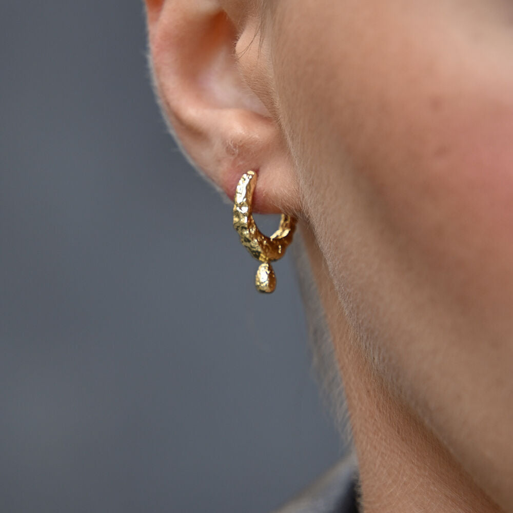 Culturesse Jaune Textured Teardrop Huggie Earrings (Gold)