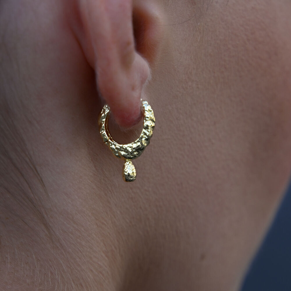 Culturesse Jaune Textured Teardrop Huggie Earrings (Gold)