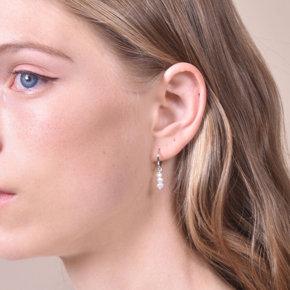 Culturesse Holly Dainty Freshwater Pearl Drop Earrings (Silver)