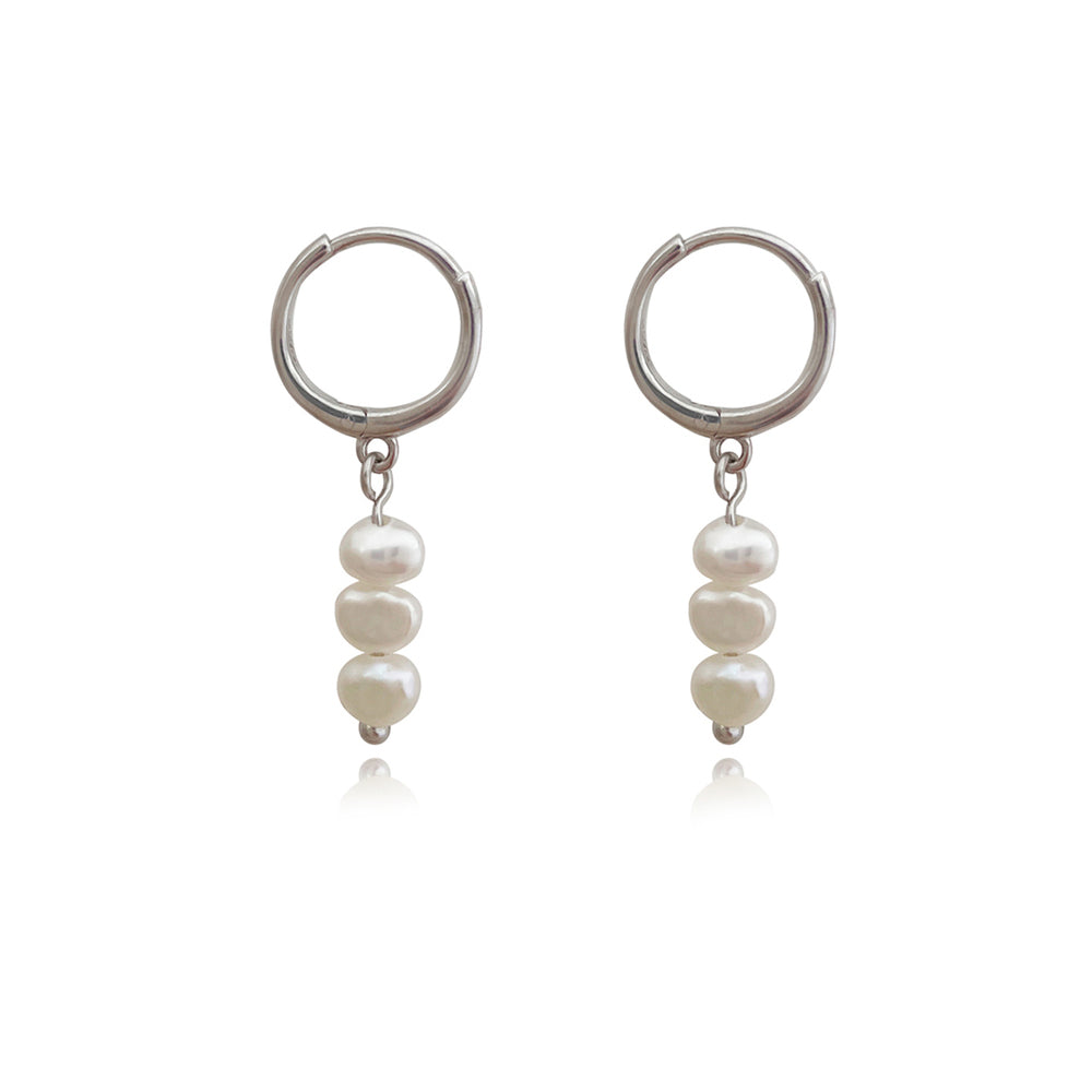 Culturesse Holly Dainty Freshwater Pearl Drop Earrings (Silver)
