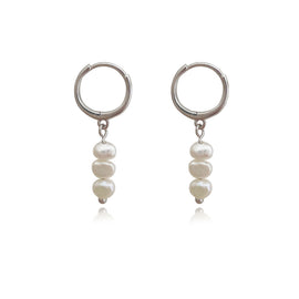 Culturesse Holly Dainty Freshwater Pearl Drop Earrings (Silver)