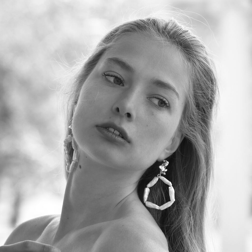 Culturesse Rosalyn Coastal Devine Pearl Hoop Earrings