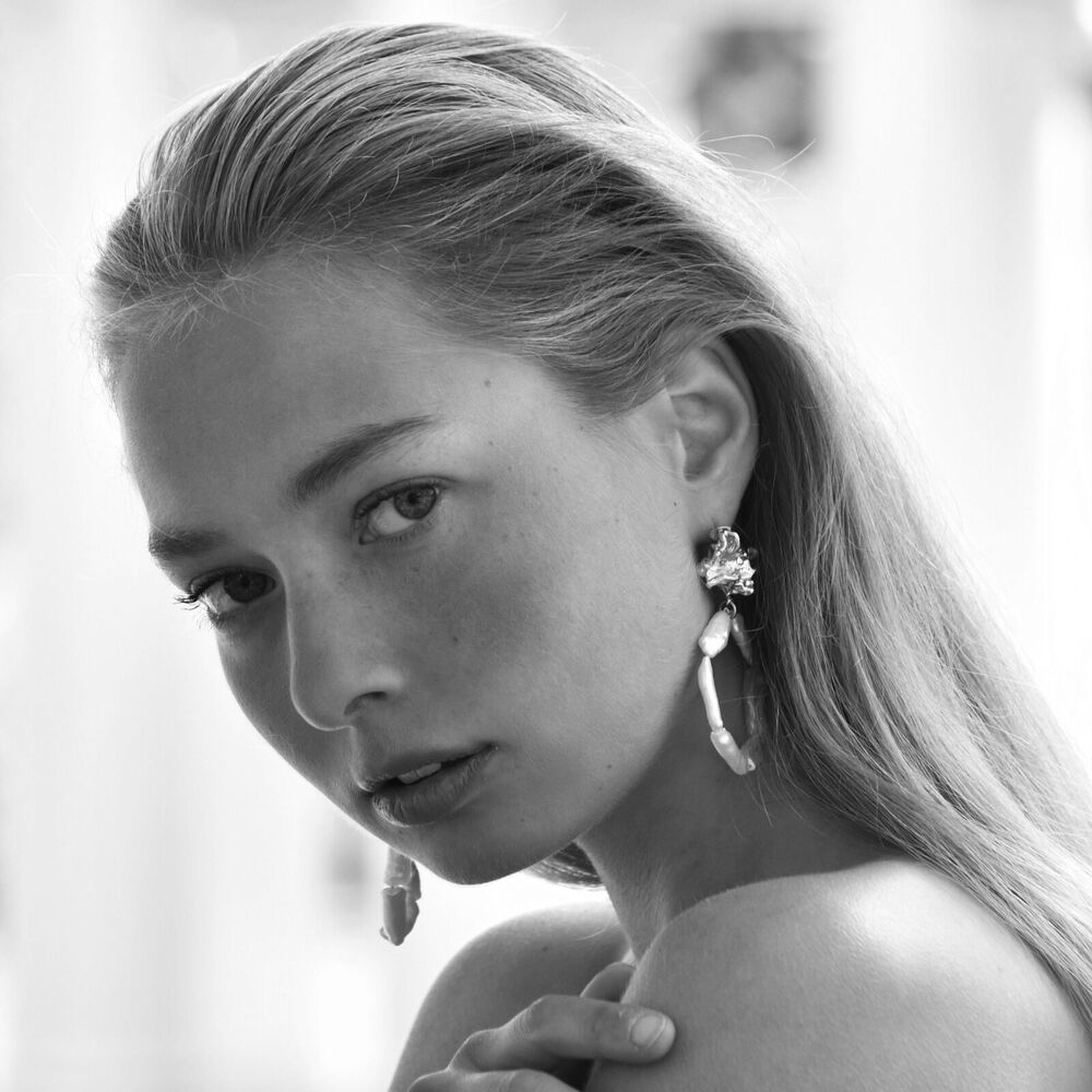 Culturesse Rosalyn Coastal Devine Pearl Hoop Earrings