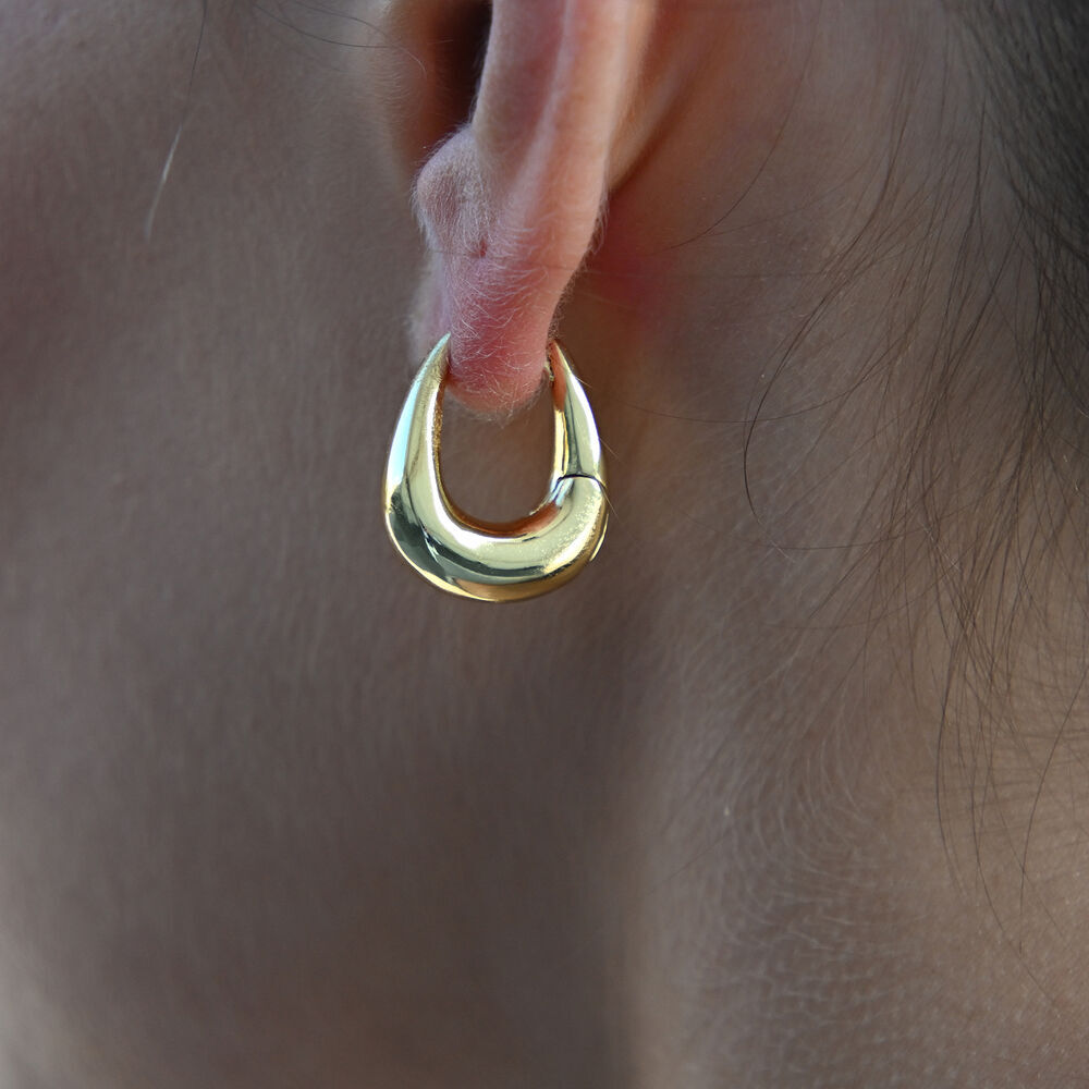 Culturesse Tate Sculptural Huggie Hoop Earrings (Gold)