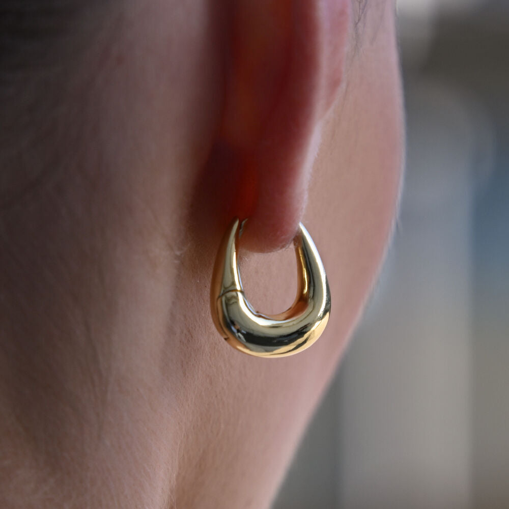Culturesse Tate Sculptural Huggie Hoop Earrings (Gold)