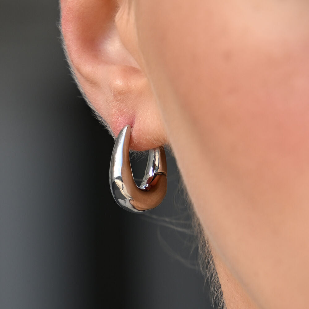 Culturesse Tate Sculptural Huggie Hoop Earrings (Silver)