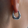 Culturesse Tate Sculptural Huggie Hoop Earrings (Silver)