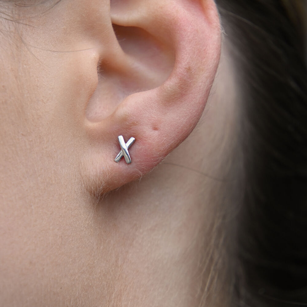 Culturesse Kiss Kiss Dainty Cross Earrings (Silver)