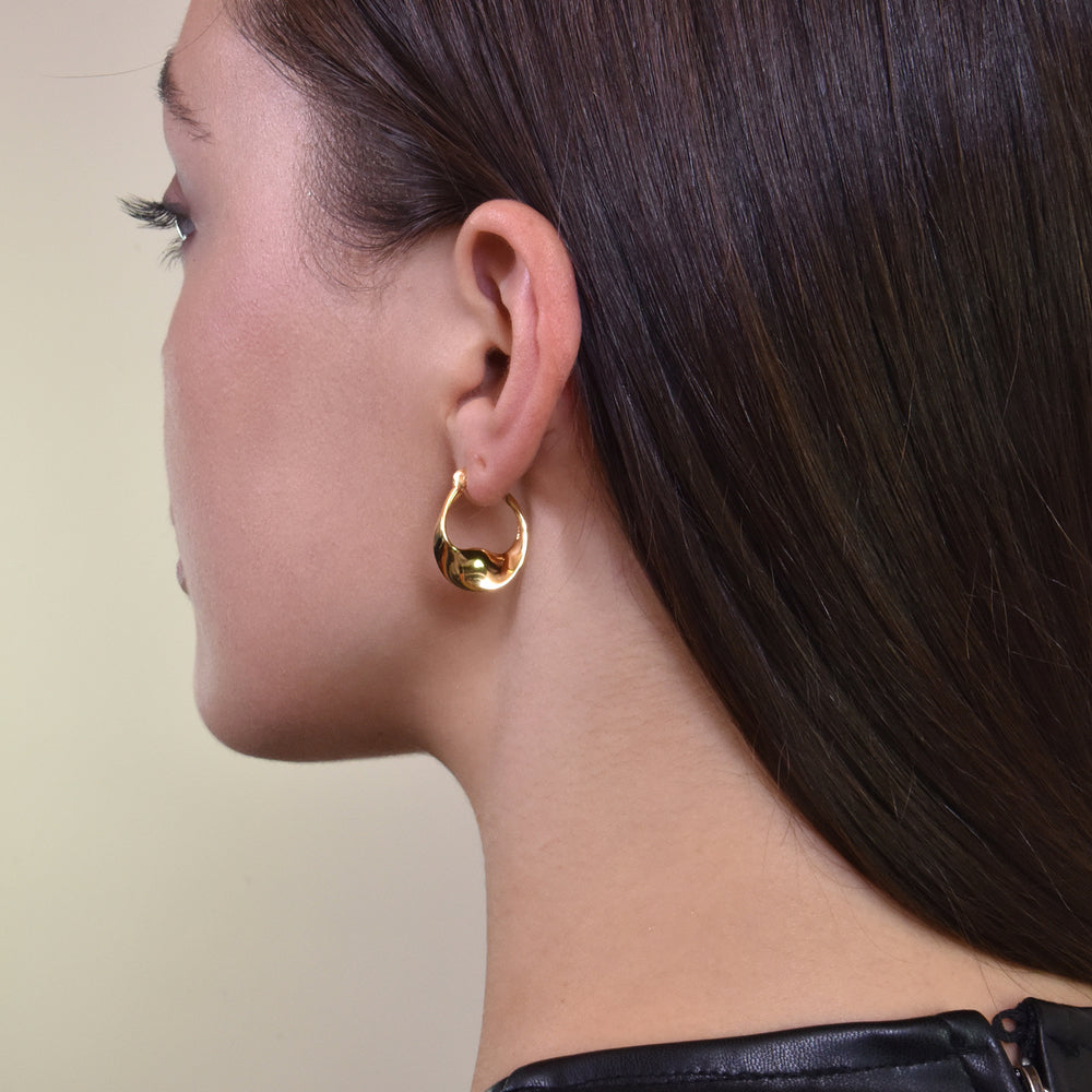 Culturesse Raquel Flow Huggie Earrings (Gold Vermeil)