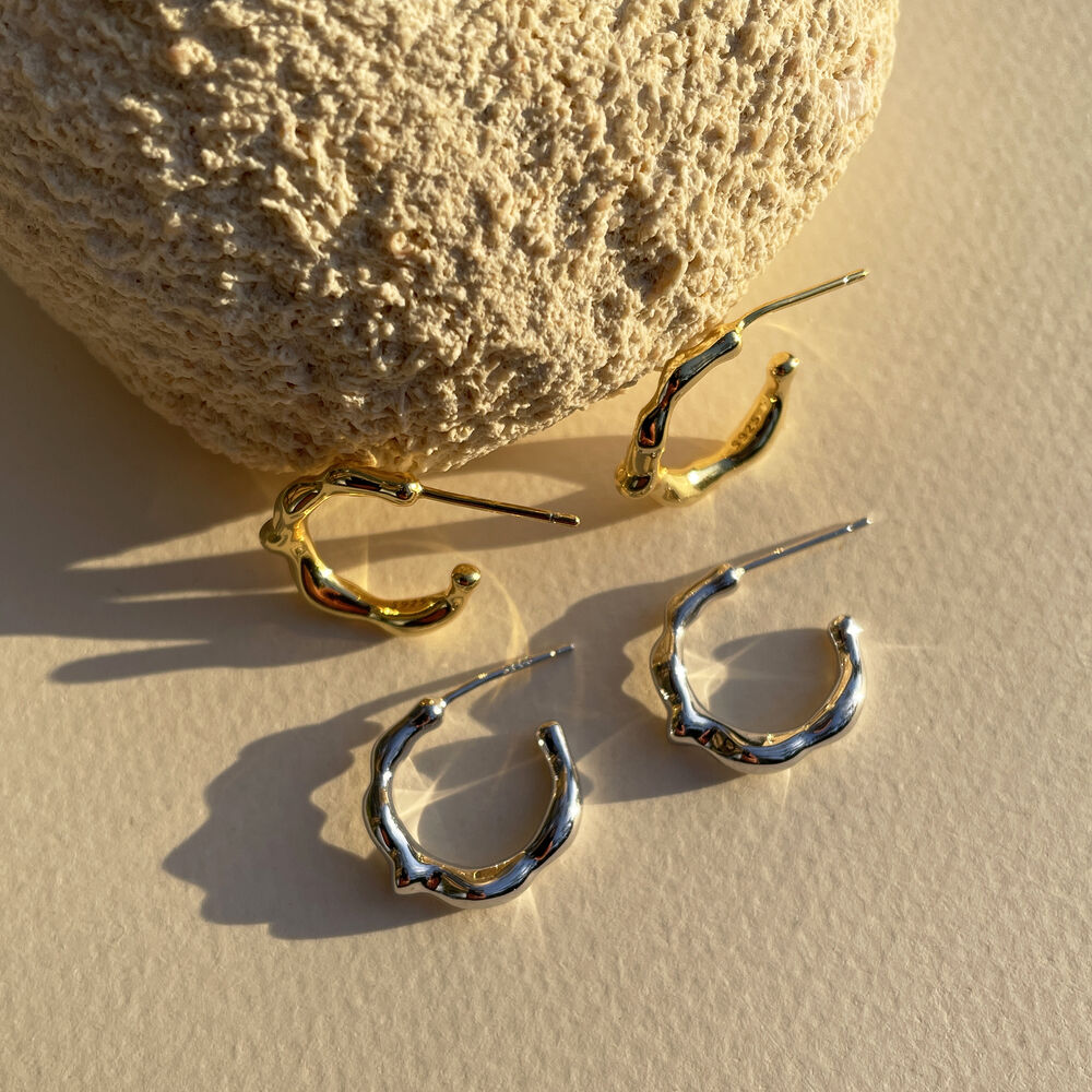 Culturesse Elodie Artsy Fluid Hoop Earrings (Silver)