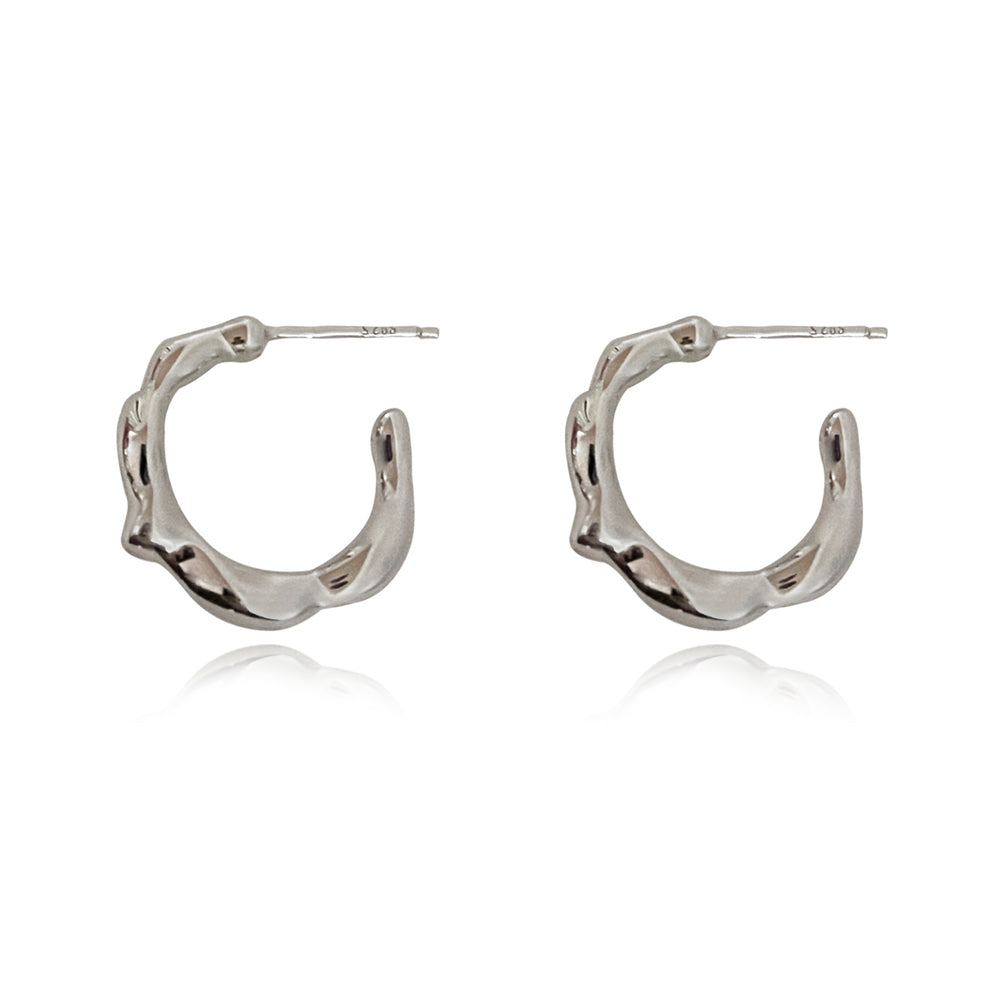 Culturesse Elodie Artsy Fluid Hoop Earrings (Silver)