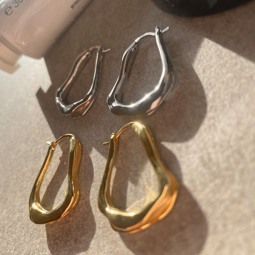 Culturesse Nomad Fluid Sculpture Hoop Earrings (Silver)