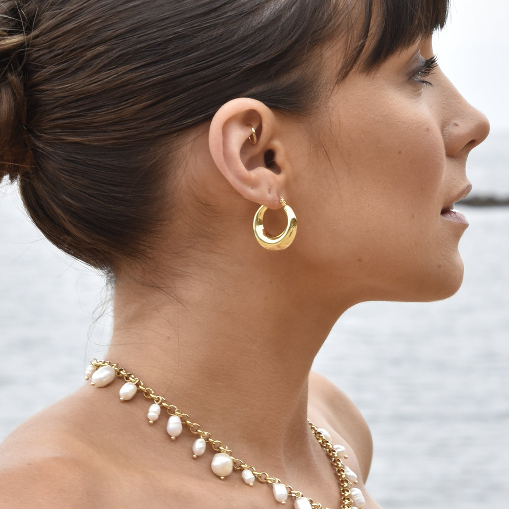 Culturesse Avalynn Classic Hoop Earrings (Gold)