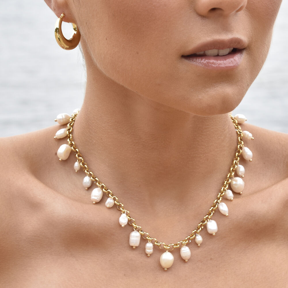 Culturesse Avalynn Classic Hoop Earrings (Gold)