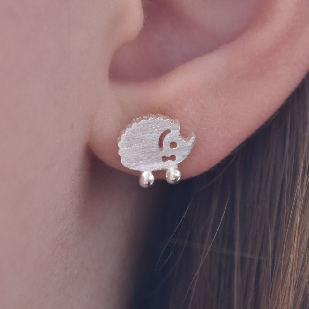 Culturesse Little Hedgehog Dainty Silver Stud Earrings