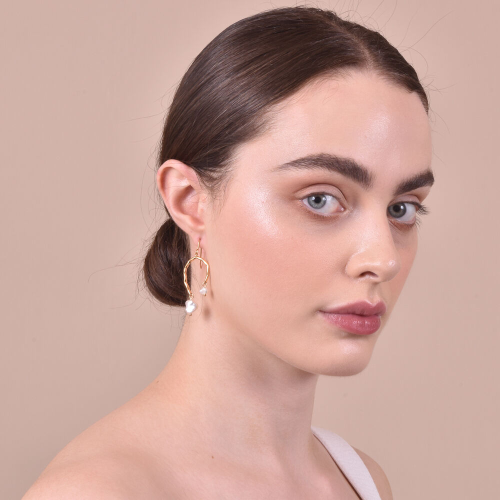 Culturesse Everleigh Gold Pearl Arch Earrings
